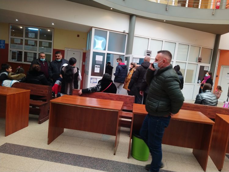 TEAMA DE RĂZBOI: Aglomerație la eliberarea de pașapoarte în Baia Mare