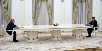 Putin i-a transmis lui Macron că este hotărât să-și atingă obiectivele în Ucraina „fie prin negocieri, fie prin război”