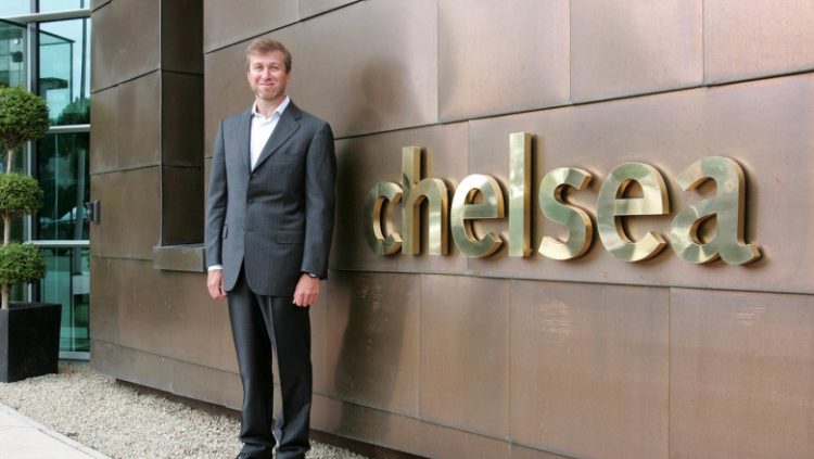 Oligarhul rus Roman Abramovici anunță că vinde clubul de fotbal Chelsea Londra și donează banii pentru refugiați
