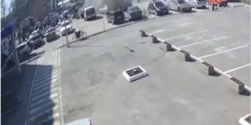 Momentul în care o rachetă lovește în mulțimea de oameni care stau la coadă să primească ajutoare în Harkov