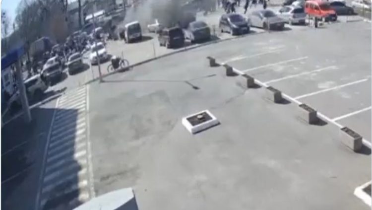 Momentul în care o rachetă lovește în mulțimea de oameni care stau la coadă să primească ajutoare în Harkov