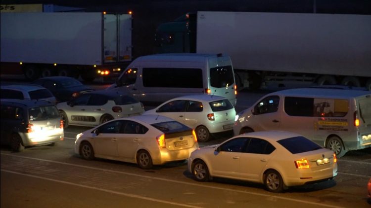 Timpi de peste două ore la Petea, din cauza valului de refugiaţi