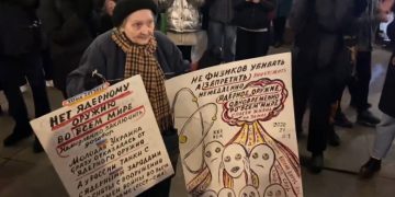 O bunicuță din Rusia care protesta împotriva războiului, săltată de mascații lui Putin – VIDEO
