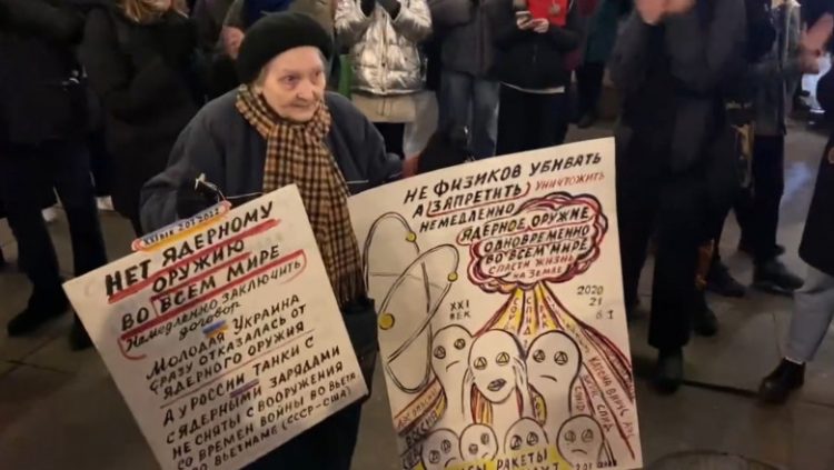 O bunicuță din Rusia care protesta împotriva războiului, săltată de mascații lui Putin – VIDEO