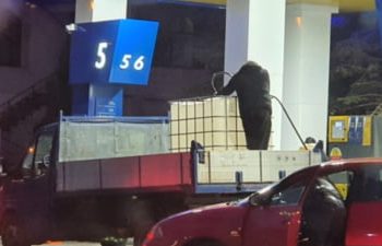 Român filmat alimentând cu benzină un recipient uriaș de o mie de litri