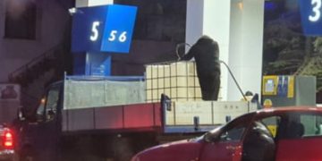 Român filmat alimentând cu benzină un recipient uriaș de o mie de litri