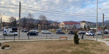 Coadă imensă de mașini la o benzinărie din Baia Mare. Șoferii așteaptă în medie o oră până să alimenteze