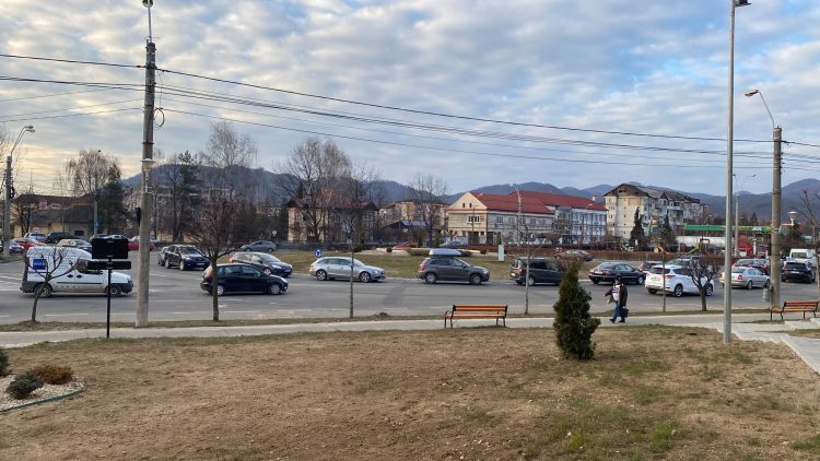 Coadă imensă de mașini la o benzinărie din Baia Mare. Șoferii așteaptă în medie o oră până să alimenteze