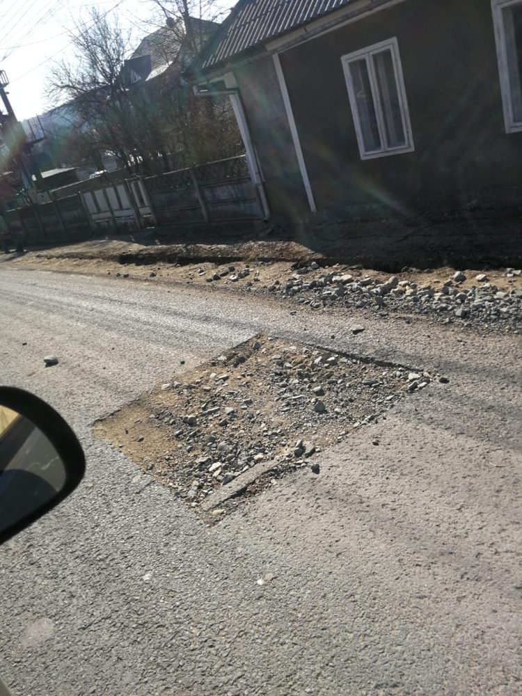 „Incompetenții de la drumuri ne omoară!” Crater nesemnalizat în Târgu Lăpuș