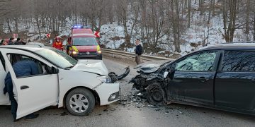 Impact între două autoturisme la Şurdeşti, o persoană a ajuns la spital, circulaţie blocată pe ambele sensuri – galerie foto