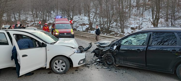 Impact între două autoturisme la Şurdeşti, o persoană a ajuns la spital, circulaţie blocată pe ambele sensuri – galerie foto