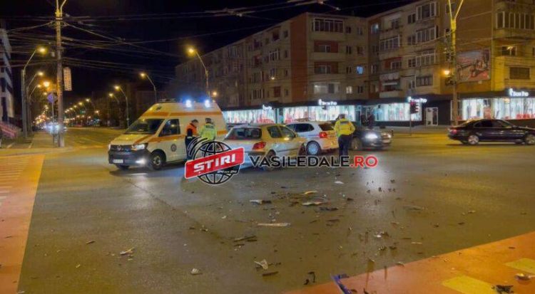 Accident în Baia Mare. O șoferiță de 20 de ani a intrat cu mașina în autospeciala poliției, care transporta un bărbat încătuşat