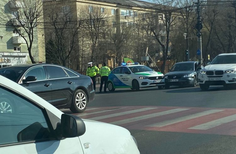 Maşina Poliţiei Locale, lovită în plin de un autoturism pe bd. Independenţei – galerie foto