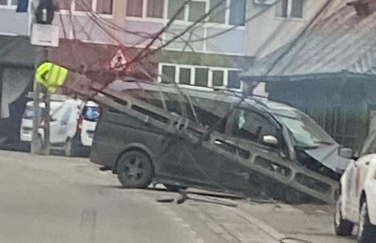 Accident la Moisei. Un microbuz care transporta ucraineni s-a izbit de un stâlp de electricitate, l-a rupt, apoi a ajuns în şanţ. Comuna a rămas fără energie electrică