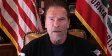 Arnold Schwarzenegger s-a adresat ruşilor şi lui Putin: „Puteţi opri acest război”