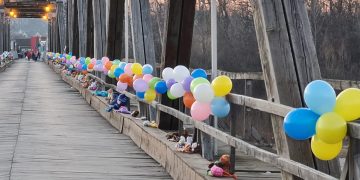 Zeci de baloane pe podul dintre Sighetu Marmaţiei şi Solotvino pentru copiii ucraineni