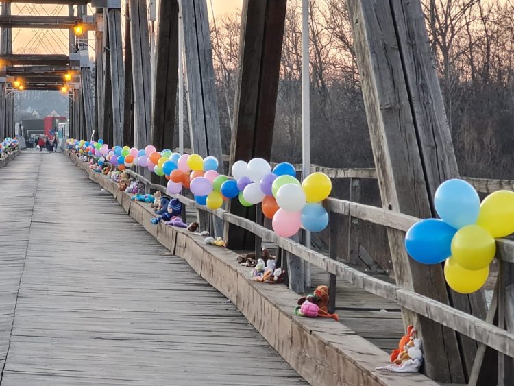 Zeci de baloane pe podul dintre Sighetu Marmaţiei şi Solotvino pentru copiii ucraineni