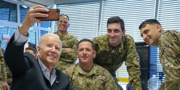 Biden a mâncat pizza cu soldaţii americani în Polonia şi le-a împărtăşit o poveste despre fiul său