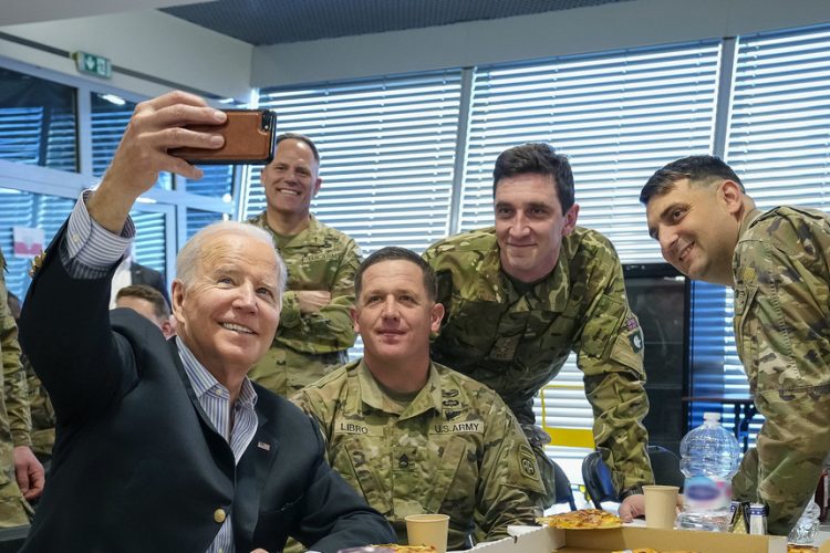 Biden a mâncat pizza cu soldaţii americani în Polonia şi le-a împărtăşit o poveste despre fiul său