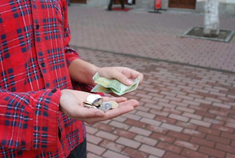 Cerşetoria, în vizorul poliţiştilor băimăreni. 13 cerşetori, sancționaţi cu 3.000 de lei