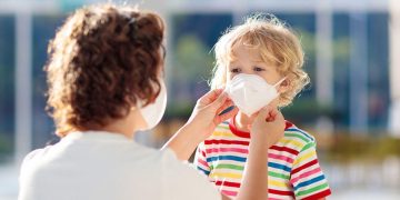 Lege promulgată: Părinţii ce rămân acasă cu copiii aflaţi în carantină sau izolare primesc concediu medical