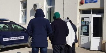 Cei patru ucraineni care au trecut ilegal graniţa prin râul Tisa au cerut azil şi vor fi duşi la Centrul de Primire Refugiați de la Șomcuta Mare