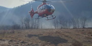 Incendiu de vegetaţie uscată în zona Lazu Baciului. O bătrână cu arsuri grave, transportată cu elicopterul SMURD – foto