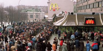 30.000 de ruși stăteau la coadă la primul McDonald’s deschis acum 30 de ani