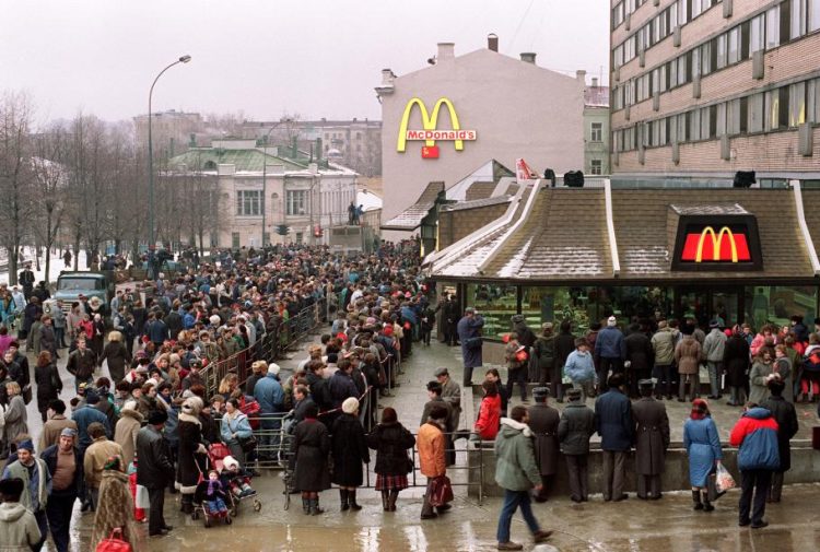 30.000 de ruși stăteau la coadă la primul McDonald’s deschis acum 30 de ani