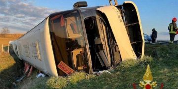 Un autobuz care transporta zeci de ucraineni s-a răsturnat în Italia: un mort şi mai mulţi răniţi