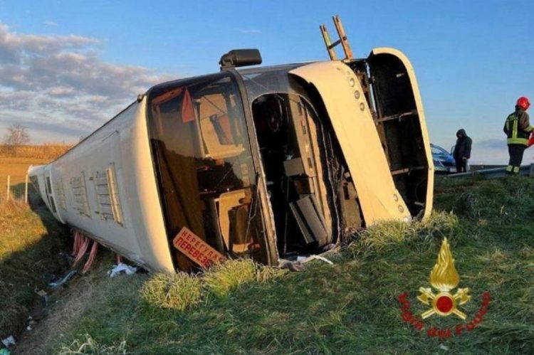 Un autobuz care transporta zeci de ucraineni s-a răsturnat în Italia: un mort şi mai mulţi răniţi