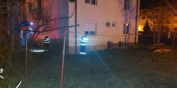 Incendiu puternic la un bloc de pe strada Barbu Şt. Delavrancea. Un poliţist şi soţia sa au sărit de la etajul doi pentru a se salva din calea flăcărilor – video