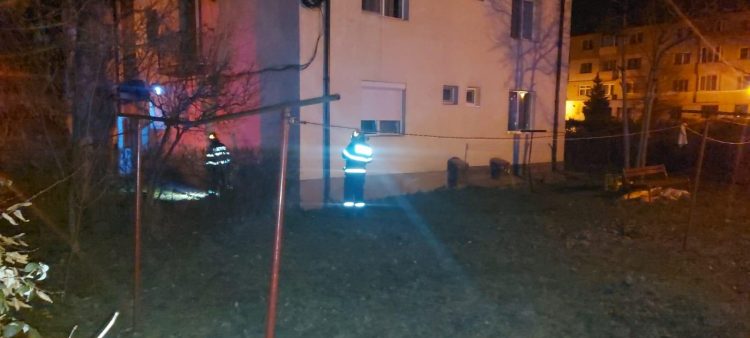 Incendiu puternic la un bloc de pe strada Barbu Şt. Delavrancea. Un poliţist şi soţia sa au sărit de la etajul doi pentru a se salva din calea flăcărilor – video