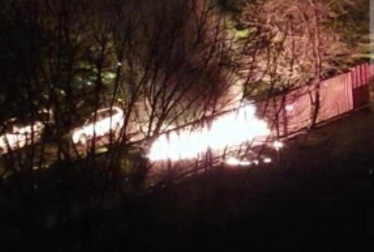 Mai multe pubele incendiate pe Aleea Neptun. Focul a distrus și trei autoturisme