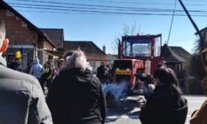 Impact între un tractor şi un microbuz la Lăpuşel, pe DN1C