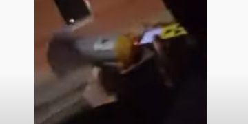 Au băgat spaima în toiul nopţii în sigheteni. Cei doi tineri din Sarasău au pus la megafon alarme de război – video