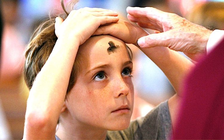 Miercurea Cenuşii, zi de rugăciune și post pentru pace în lume. Credincioşii romano-catolici intră azi în Postul Paştelui