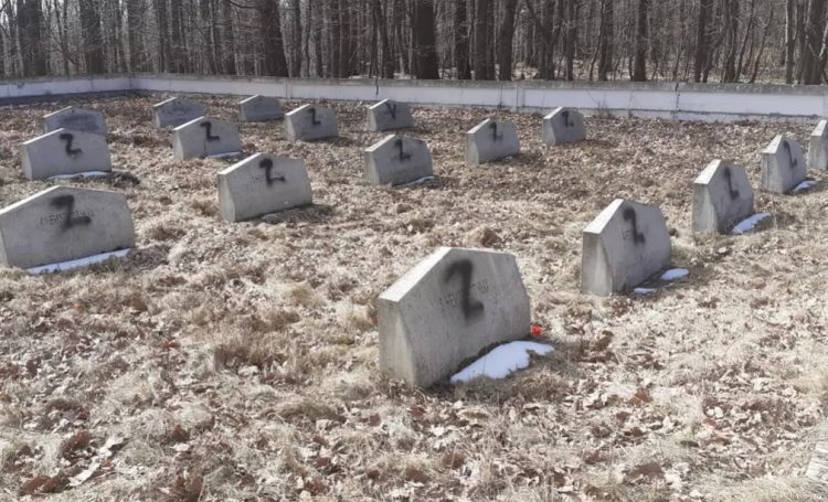 Mormintele soldaţilor ruşi dintr-un cimitir, marcate cu litera Z, simbolul invaziei ruse în Ucraina