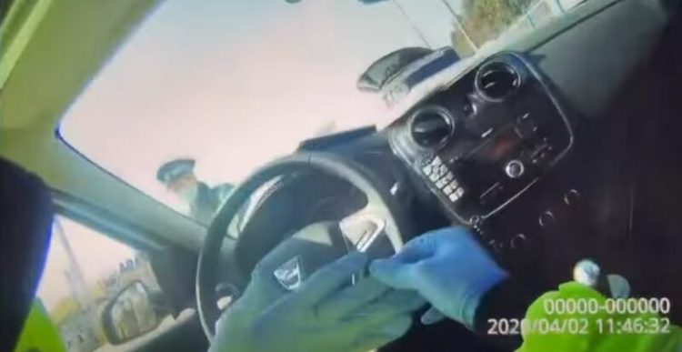 POLIŢIST DE LA RUTIERĂ: “Stai să îi rețin permisul la bătrân, s…-mi-ar p… că el îl sună pe Bode…”