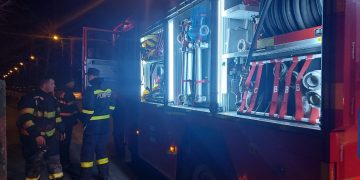 Incendiu puternic la un bloc de pe strada Barbu Şt. Delavrancea. Un poliţist şi soţia sa au sărit de la etajul doi pentru a se salva din calea flăcărilor – video