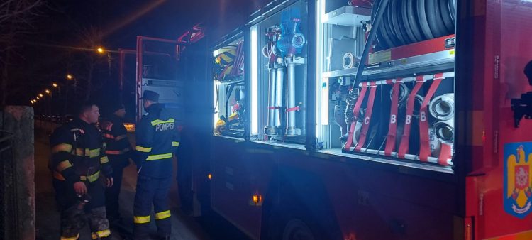 Incendiu puternic la un bloc de pe strada Barbu Şt. Delavrancea. Un poliţist şi soţia sa au sărit de la etajul doi pentru a se salva din calea flăcărilor – video