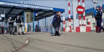 VIDEO EMOȚIONANT: O bătrânică a trecut granița ca să ceară ajutor pentru că nu și-a mai primit pensia