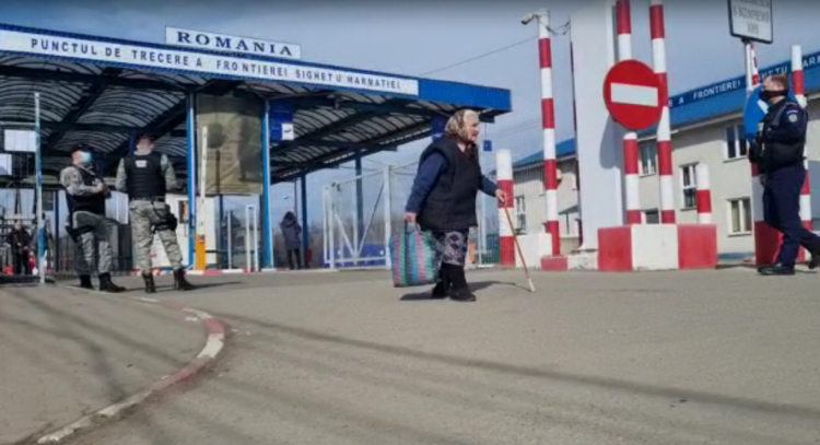 VIDEO EMOȚIONANT: O bătrânică a trecut granița ca să ceară ajutor pentru că nu și-a mai primit pensia