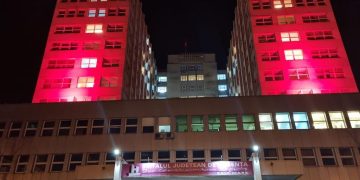 Spitalul Județean de Urgență Dr. Constantin Opriş Baia Mare, iluminat în roșu pentru marcarea Zilei Mondiale de Luptă împotriva Tuberculozei