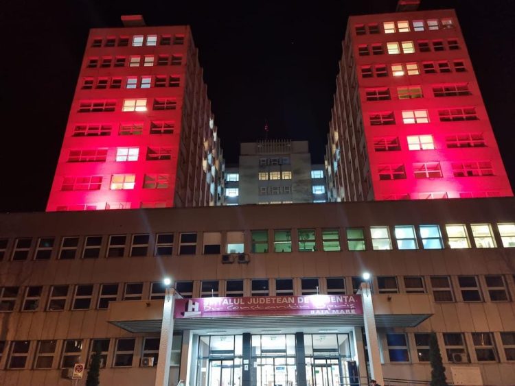 Spitalul Județean de Urgență Dr. Constantin Opriş Baia Mare, iluminat în roșu pentru marcarea Zilei Mondiale de Luptă împotriva Tuberculozei