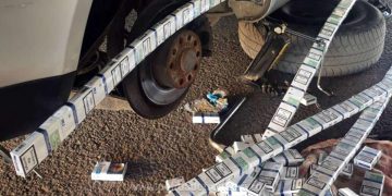 Ţigări ascunse în pragurile unui autoturism, descoperite de poliţiştii de frontieră