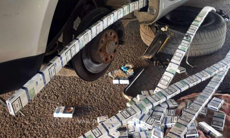 Ţigări ascunse în pragurile unui autoturism, descoperite de poliţiştii de frontieră