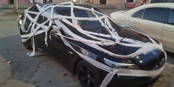 Imaginea zilei vine din Sighetu Marmației: O mașină a fost decorată cu hârtie igienică