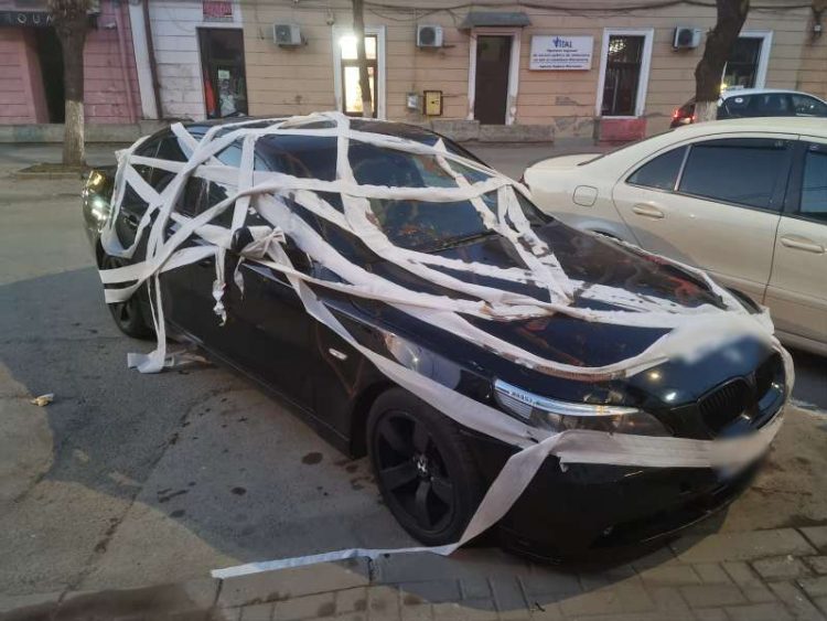 Imaginea zilei vine din Sighetu Marmației: O mașină a fost decorată cu hârtie igienică