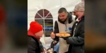 Un tânâr ucrainean a împlinit 18 ani la câteva minute după ce a trecut granița. Voluntarii de la Vama Sighet au improvizat un tort și l-au sărbătorit